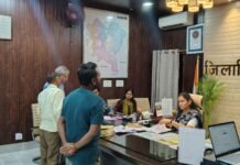 जनता दर्शन में जिलाधिकारी ने सुनी जनसामान्य की समस्याएं