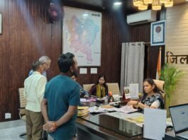 जनता दर्शन में जिलाधिकारी ने सुनी जनसामान्य की समस्याएं