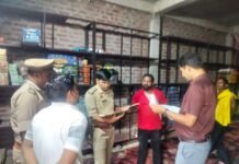 उपजिलाधिकारी उतरौला व क्षेत्राधिकारी उतरौला द्वारा सुरक्षा व्यवस्था के दृष्टिगत थाना को0 उतरौला क्षेत्र में आतिशबाजी व पटाखा दुकानों की सघन चेकिंग की गई; अग्निशमन एवं सुरक्षा मानकों के पालन हेतु दिए गए आवश्यक निर्देश।*