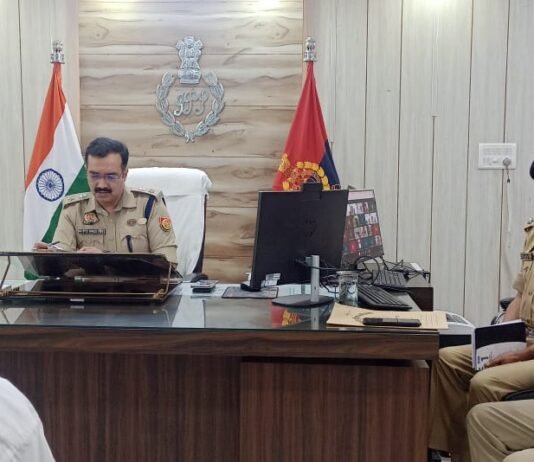 पुलिस अधीक्षक बलरामपुर द्वारा पुलिस अधीक्षक कार्यालय में की गई जनसुनवाई