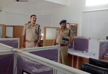 पुलिस अधीक्षक बलरामपुर द्वारा अपराध शाखा व चुनाव सेल का किया गया आकस्मिक निरीक्षण व संबंधित को दिए् गए आवश्यक दिशा निर्देश*