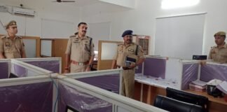 पुलिस अधीक्षक बलरामपुर द्वारा अपराध शाखा व चुनाव सेल का किया गया आकस्मिक निरीक्षण व संबंधित को दिए् गए आवश्यक दिशा निर्देश*