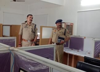 पुलिस अधीक्षक बलरामपुर द्वारा अपराध शाखा व चुनाव सेल का किया गया आकस्मिक निरीक्षण व संबंधित को दिए् गए आवश्यक दिशा निर्देश*