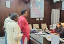 जनता दर्शन में जिलाधिकारी ने सुनी जनसामान्य की समस्याएं*