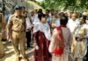 कजरी तीज पर्व के दृष्टिगत पुलिस उपमहानिरीक्षक देवीपाटन परिक्षेत्र श्री अशोक कुमार द्वारा घाटों एवं मंदिरों का भ्रमण कर सुरक्षा व यातायात व्यवस्था का जायजा लिया गया एवं सम्बन्धित को आवश्यक दिशा-निर्देश दिये गये ।*