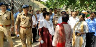 कजरी तीज पर्व के दृष्टिगत पुलिस उपमहानिरीक्षक देवीपाटन परिक्षेत्र श्री अशोक कुमार द्वारा घाटों एवं मंदिरों का भ्रमण कर सुरक्षा व यातायात व्यवस्था का जायजा लिया गया एवं सम्बन्धित को आवश्यक दिशा-निर्देश दिये गये ।*