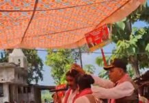 PDA पंचायत के सुरों की महफिल में पिघला गौरीशंकर उर्फ फौजी भइया का अनुशासन: महराजगंज में चुनावी समर से पहले उड़ीं धज्जियां, आर्केस्ट्रा वाले अंदाज से जनता हैरान