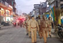 आगामी त्यौहारों के दृष्टिगत कादीपुर क्षेत्र में पुलिस द्वारा पैदल गश्त एवं ड्रोन कैमरे से निगरानी