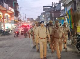 आगामी त्यौहारों के दृष्टिगत कादीपुर क्षेत्र में पुलिस द्वारा पैदल गश्त एवं ड्रोन कैमरे से निगरानी