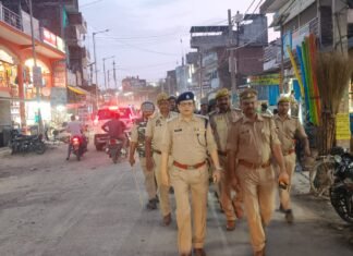 आगामी त्यौहारों के दृष्टिगत कादीपुर क्षेत्र में पुलिस द्वारा पैदल गश्त एवं ड्रोन कैमरे से निगरानी