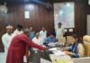 जनता दर्शन में जिलाधिकारी ने सुनी जनसामान्य की समस्याएं*