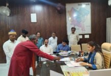 जनता दर्शन में जिलाधिकारी ने सुनी जनसामान्य की समस्याएं*