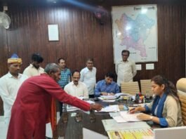 जनता दर्शन में जिलाधिकारी ने सुनी जनसामान्य की समस्याएं*