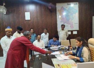 जनता दर्शन में जिलाधिकारी ने सुनी जनसामान्य की समस्याएं*