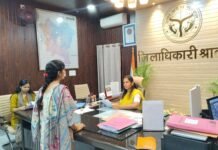 जनता दर्शन में जिलाधिकारी ने सुनी जनसामान्य की समस्याएं*