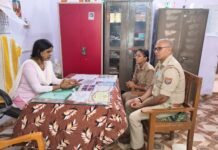 पुलिस अधीक्षक बलरामपुर के निर्देशानुसार,कम्यूनिटी पुलिसिंग यूनिट (CPU) के माध्यम से बलरामपुर पुलिस द्वारा स्कूली बच्चों एवं आमजन से संवाद स्थापित कर उनकी समस्याओं के त्वरित समाधान एवं जनजागरूकता अभियान चलाया गया*