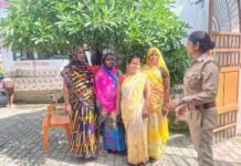 पुलिस अधीक्षक बलरामपुर के निर्देशानुसार पुलिस द्वारा समस्त थाना क्षेत्रांतर्गत मिशन शक्ति जनजागरूकता कार्यक्रम आयोजित कर, महिलाओं एवं बालिकाओं को सुरक्षा और अधिकारों के प्रति किया गया जागरूक*
