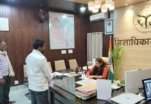 जनता दर्शन में जिलाधिकारी ने सुनी जनसामान्य की समस्याएं*
