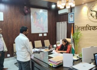 जनता दर्शन में जिलाधिकारी ने सुनी जनसामान्य की समस्याएं*