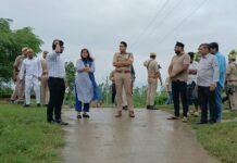 जिलाधिकारी एवं पुलिस अधीक्षक ने सम्भावित बाढ़ के दृष्टिगत अतिसंवेदनशील ग्रामों का भ्रमण कर स्थिति का लिया जायजा