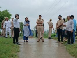 जिलाधिकारी एवं पुलिस अधीक्षक ने सम्भावित बाढ़ के दृष्टिगत अतिसंवेदनशील ग्रामों का भ्रमण कर स्थिति का लिया जायजा
