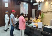 जनता दर्शन में जिलाधिकारी ने सुनी जनसामान्य की समस्याएं