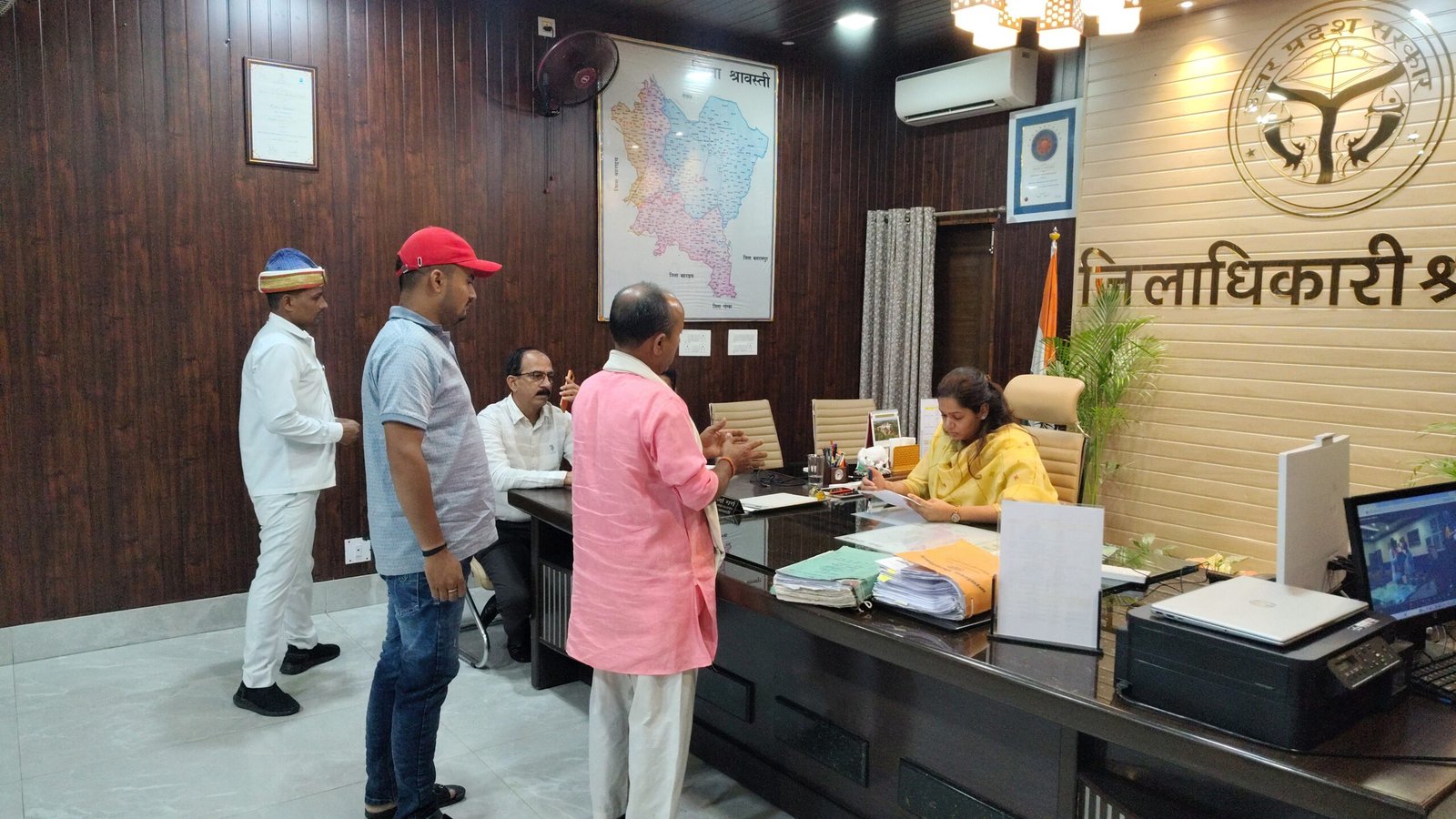 जनता दर्शन में जिलाधिकारी ने सुनी जनसामान्य की समस्याएं