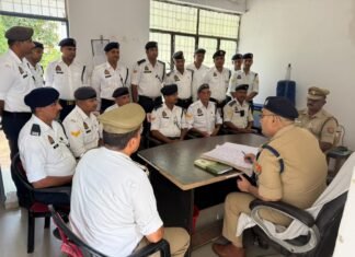 क्षेत्राधिकारी यातायात द्वारा यातायात पुलिसकर्मियों के साथ बैठक कर दिए गए आवश्यक दिशा-निर्देश