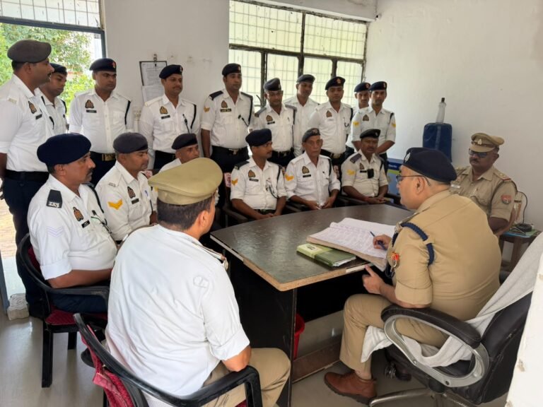 क्षेत्राधिकारी यातायात द्वारा यातायात पुलिसकर्मियों के साथ बैठक कर दिए गए आवश्यक दिशा-निर्देश