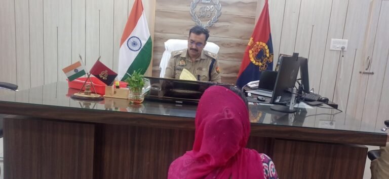पुलिस अधीक्षक बलरामपुर द्वारा पुलिस अधीक्षक कार्यालय में की गई जनसुनवाई*