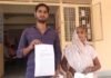 Mathura: पहले घर पर फायरिंग, अब बेटों पर मुकदमा, विधवा मां ने एसएसपी से लगाई न्याय की गुहार