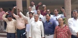 Banda: UPI पर MDR को लेकर व्यापारियों में उबाल, PM के नाम DM को सौंपा ज्ञापन