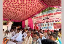 UP: मुगलसराय में फल-सब्जी कारोबारियों का धरना दूसरे दिन भी जारी, सपा नेता चंद्रशेखर यादव ने दिया समर्थन