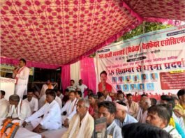 UP: मुगलसराय में फल-सब्जी कारोबारियों का धरना दूसरे दिन भी जारी, सपा नेता चंद्रशेखर यादव ने दिया समर्थन