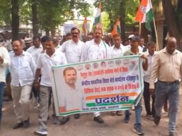 UP: रायबरेली में जर्जर सड़क को लेकर कांग्रेस का प्रदर्शन, DM को सौंपा ज्ञापन