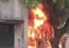 UP: जर्जर 102 एंबुलेंस में अचानक लगी आग, सीएचसी परिसर में मची अफरा-तफरी