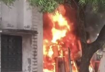 UP: जर्जर 102 एंबुलेंस में अचानक लगी आग, सीएचसी परिसर में मची अफरा-तफरी