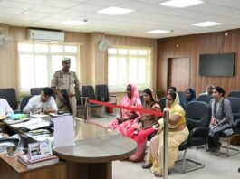 गोण्डा: मण्डलायुक्त दुर्गा शक्ति नागपाल की पहल रंग लाई, महिलाओं की शिकायतों का प्राथमिकता पर हो रहा निस्तारण