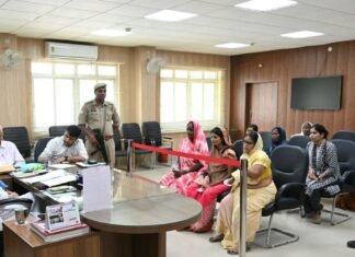 गोण्डा: मण्डलायुक्त दुर्गा शक्ति नागपाल की पहल रंग लाई, महिलाओं की शिकायतों का प्राथमिकता पर हो रहा निस्तारण