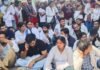 मुजफ्फरनगर मेडिकल कॉलेज में डॉक्टरों का धरना, वेतन को लेकर जताया विरोध