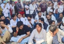 मुजफ्फरनगर मेडिकल कॉलेज में डॉक्टरों का धरना, वेतन को लेकर जताया विरोध