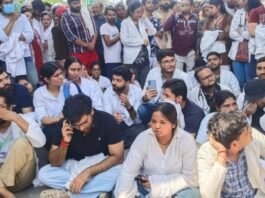 मुजफ्फरनगर मेडिकल कॉलेज में डॉक्टरों का धरना, वेतन को लेकर जताया विरोध