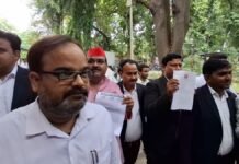 वाराणसी: अखिलेश यादव के खिलाफ पोस्टर से सियासत गरम, सपा ने पुलिस से कार्रवाई की मांग की