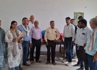 सुल्तानपुर: लेखपालों ने जमा किए बस्ते, अतिरिक्त काम से किया किनारा, मांगों को लेकर प्रदर्शन