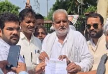 कांग्रेस ने चुनाव आयोग के खिलाफ प्रदर्शन कर इस्तीफा मांगा:बारिश से हुए नुकसान पर भी ज्ञापन, जल्द मुआवजा देने की मांग