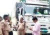 शोहरतगढ़ में परिवहन विभाग ने 21 वाहनों का चालान किया:भारत-नेपाल सीमा पर चला अभियान, एक वाहन जब्त शोहरतगढ़ में परिवहन विभाग ने 21 वाहनों का चालान किया:भारत-नेपाल सीमा पर चला अभियान, एक वाहन जब्त