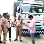 शोहरतगढ़ में परिवहन विभाग ने 21 वाहनों का चालान किया:भारत-नेपाल सीमा पर चला अभियान, एक वाहन जब्त शोहरतगढ़ में परिवहन विभाग ने 21 वाहनों का चालान किया:भारत-नेपाल सीमा पर चला अभियान, एक वाहन जब्त
