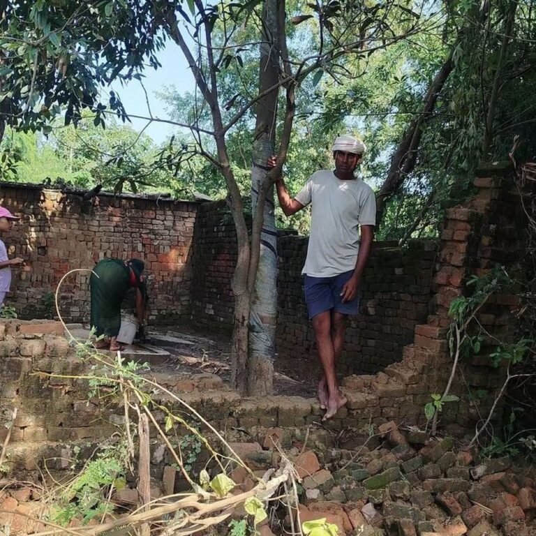 श्रावस्ती में भारी बारिश से घर की दीवार गिरी:बेनीडिहवा गांव में जलभराव से रास्ता बंद, पीड़ित ने DM से मांगी मदद