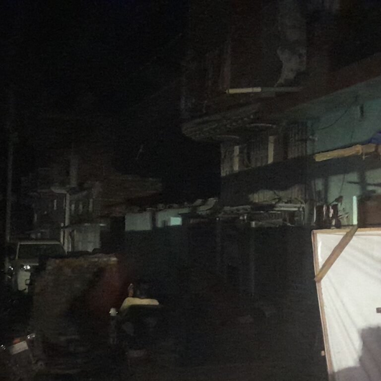 श्रावस्ती के बेगमपुर समेत कई गांवों में बिजली ठप:ग्रामीण परेशान, विभाग बोला- बहाल होने में अभी एक हफ्ता और लगेगा