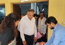 श्रावस्ती में नोडल अधिकारियों ने ईवीएम-वीवीपैट की एफएलसी जांच परखी:चुनाव आयोग के निर्देशों के मुताबिक गुणवत्ता से काम पूरा करने के निर्देश दिए